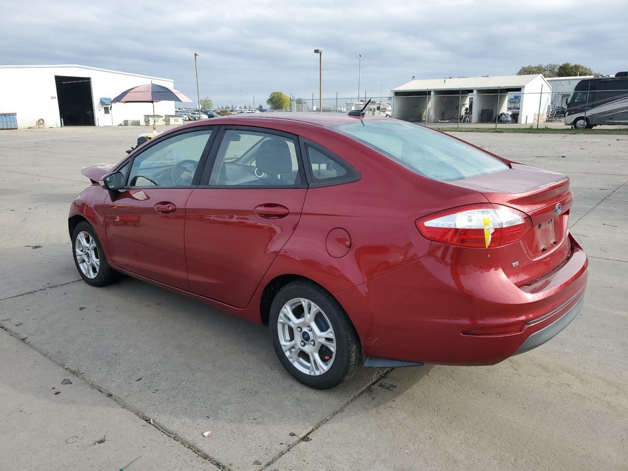 2015 Ford Fiesta Se - Фото 2