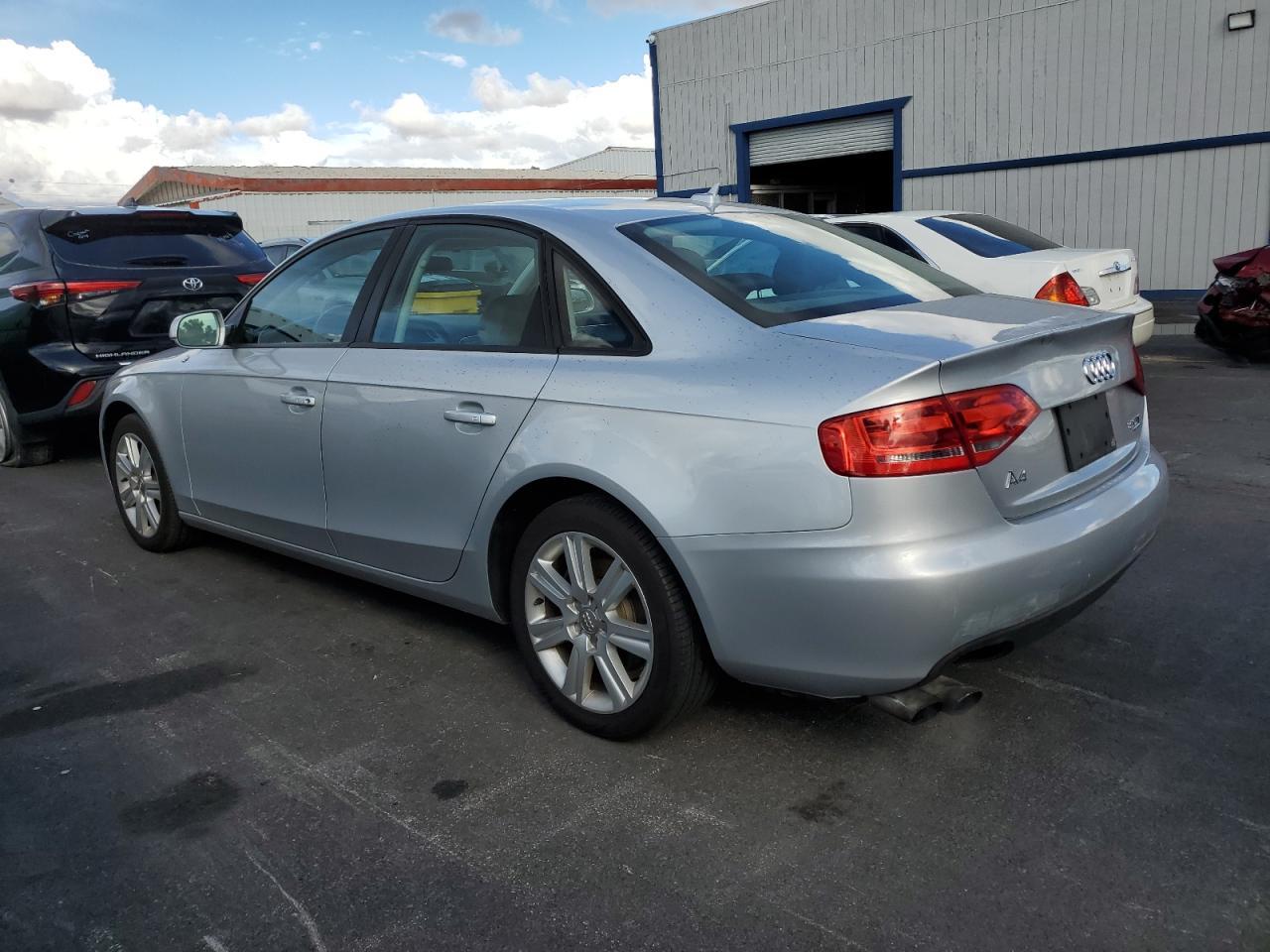 2011 Audi A4 Premium - Фото 2