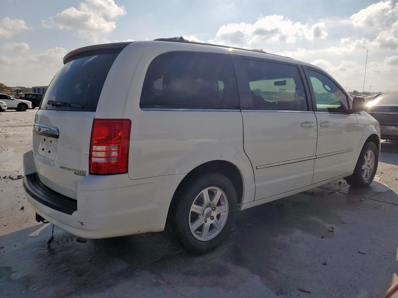 2010 Chrysler Town & Country Touring - Image 3