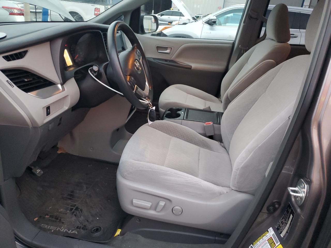 2017 Toyota Sienna Le - Фото 7