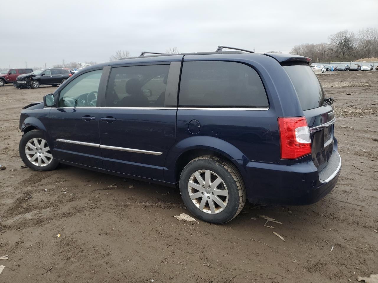 2016 Chrysler Town & Country Touring - Фото 2