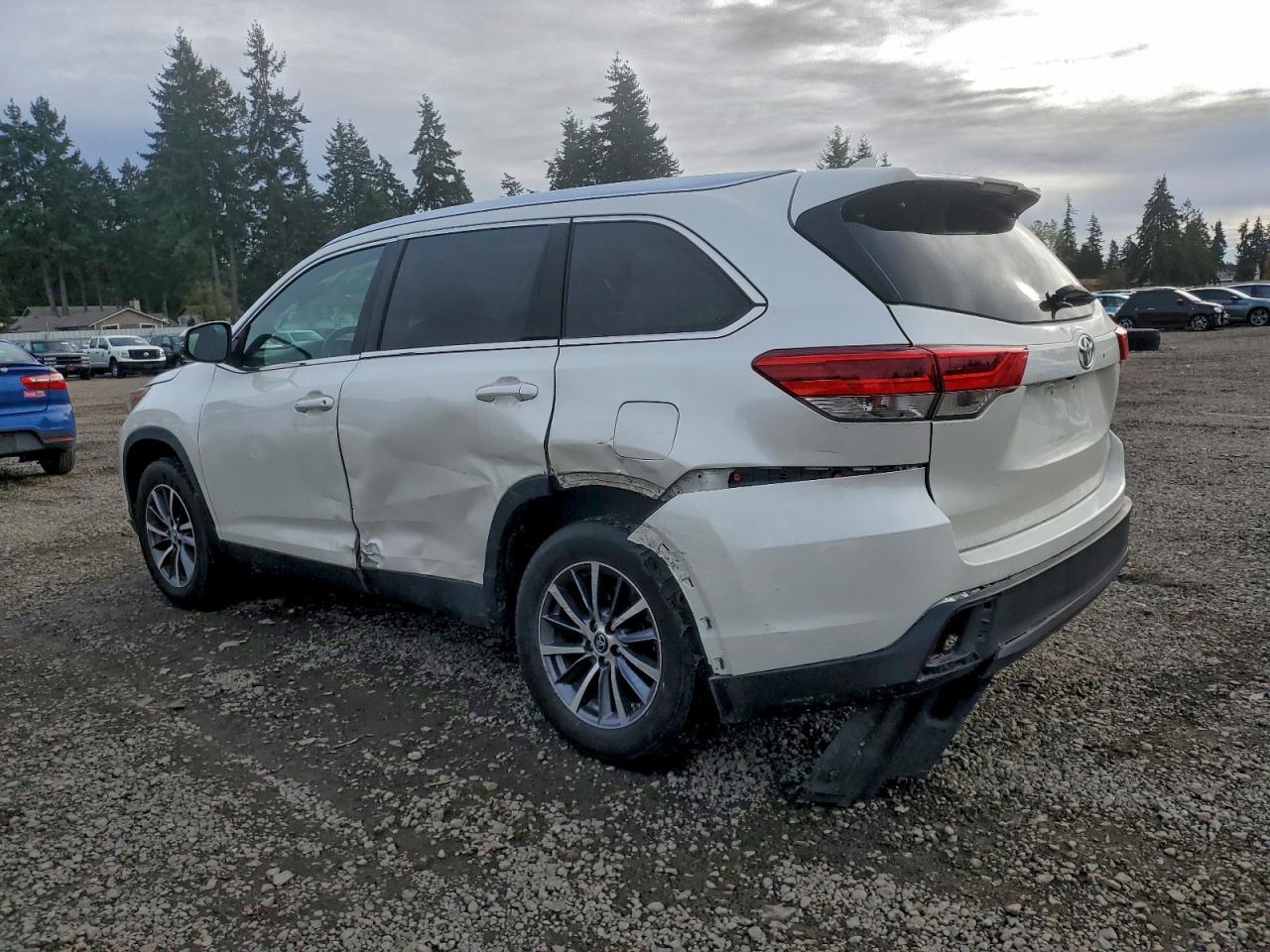 2019 Toyota Highlander Se - Фото 2