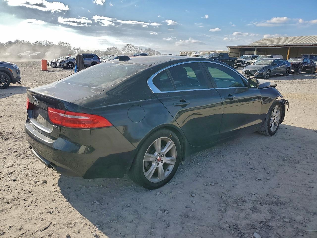 2017 Jaguar Xe Prestige - Фото 3