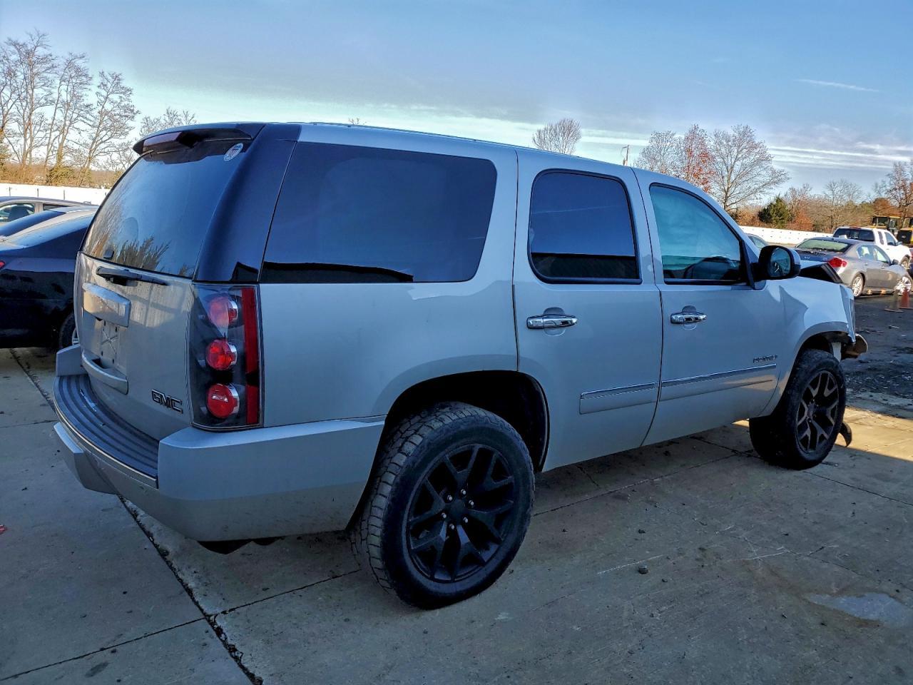 2010 GMC Yukon Denali - Фото 3