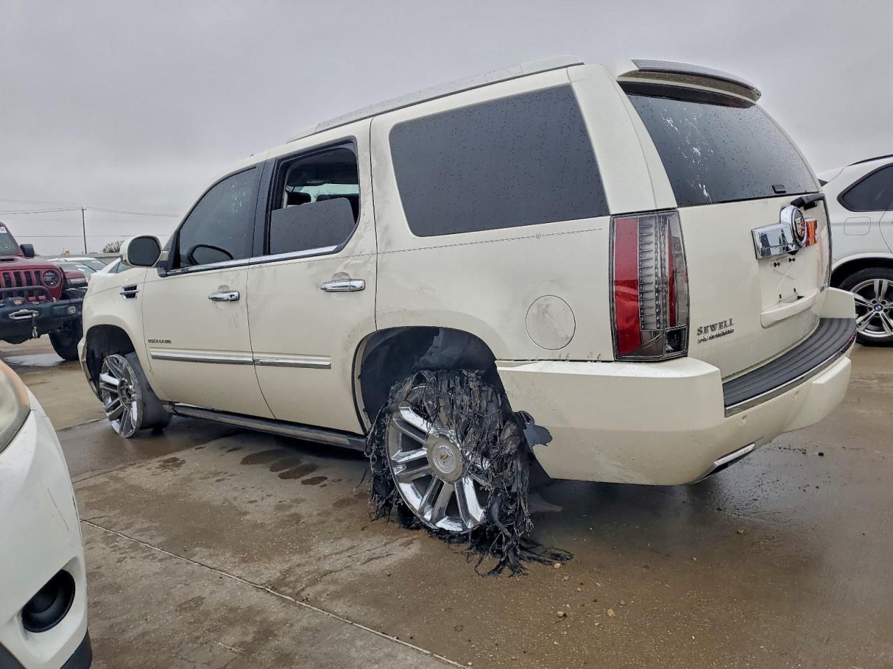 2013 Cadillac Escalade Platinum - Image 2