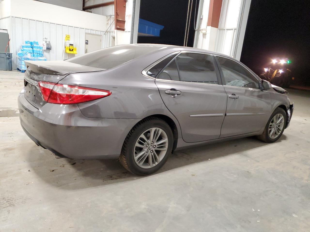 2016 Toyota Camry Le - Фото 3