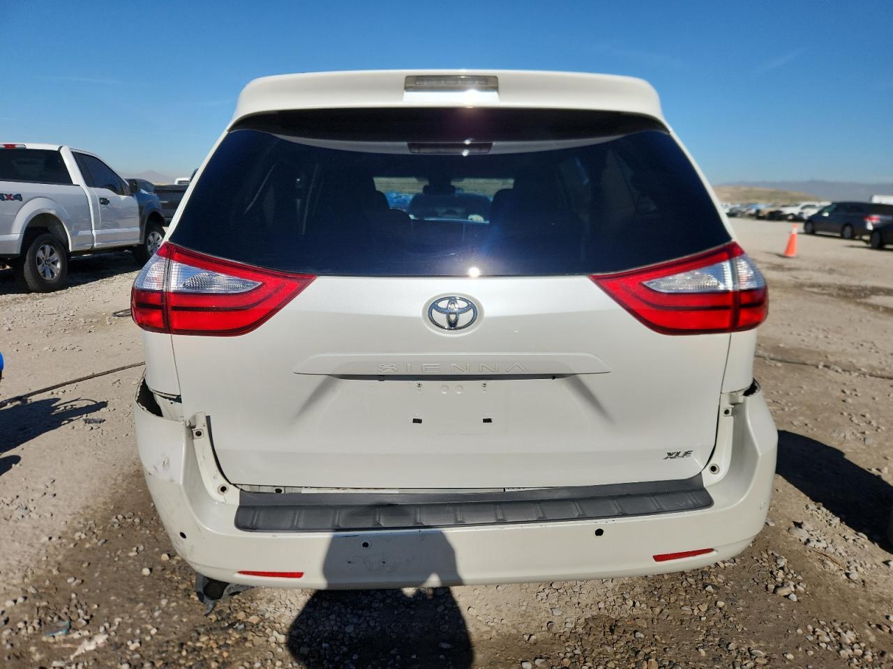 2017 Toyota Sienna Xle Premium 8-Passenger - Image 6