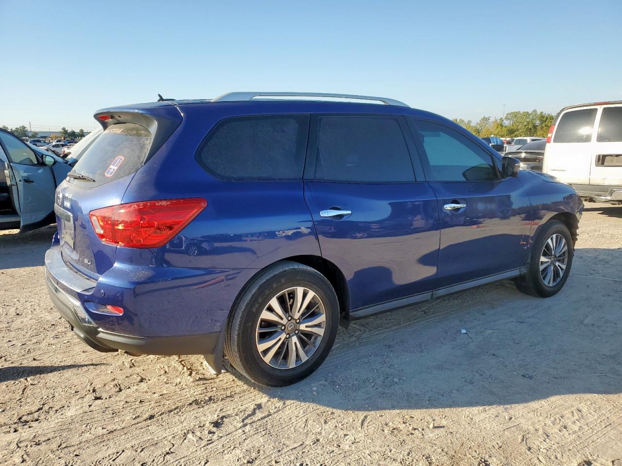 2017 Nissan Pathfinder S - Фото 3