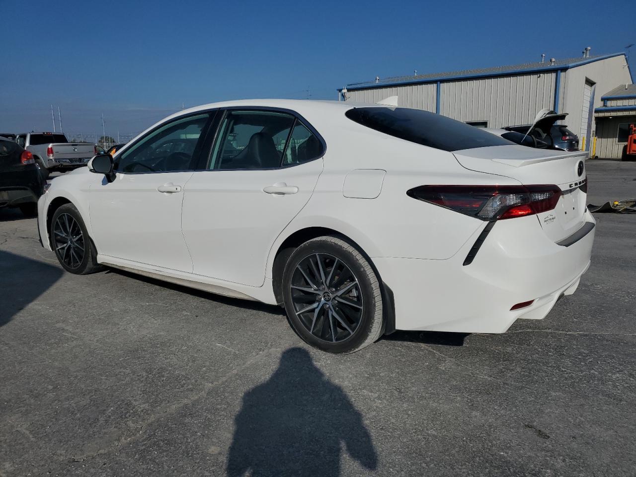 2022 Toyota Camry Se - Фото 2