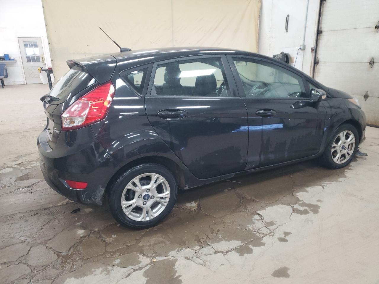 2015 Ford Fiesta Se - Фото 3