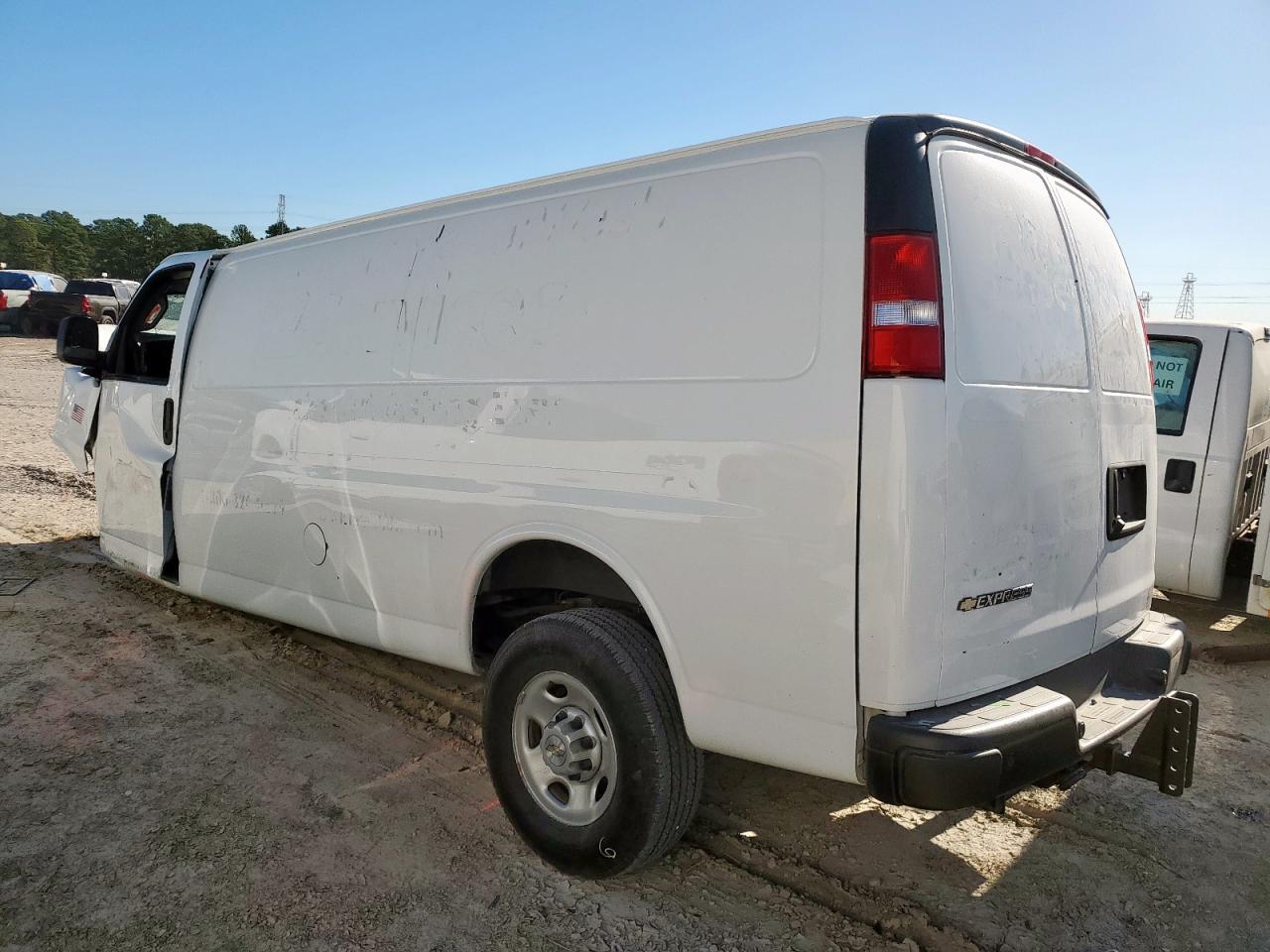 2024 Chevrolet Express G3500 Delivery Van - Фото 2