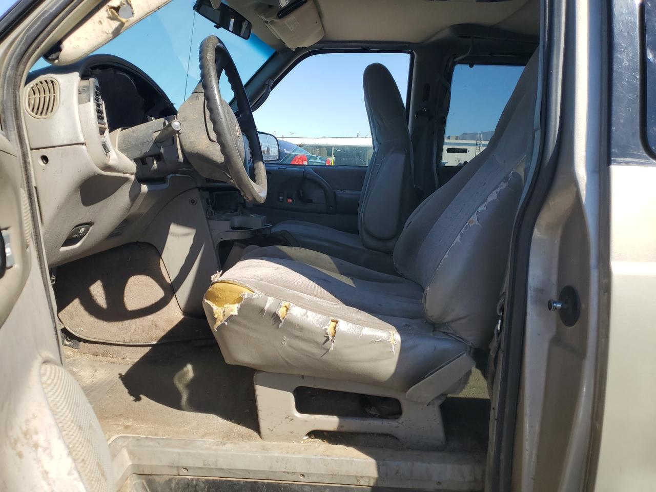 2001 Chevrolet Astro - Фото 7