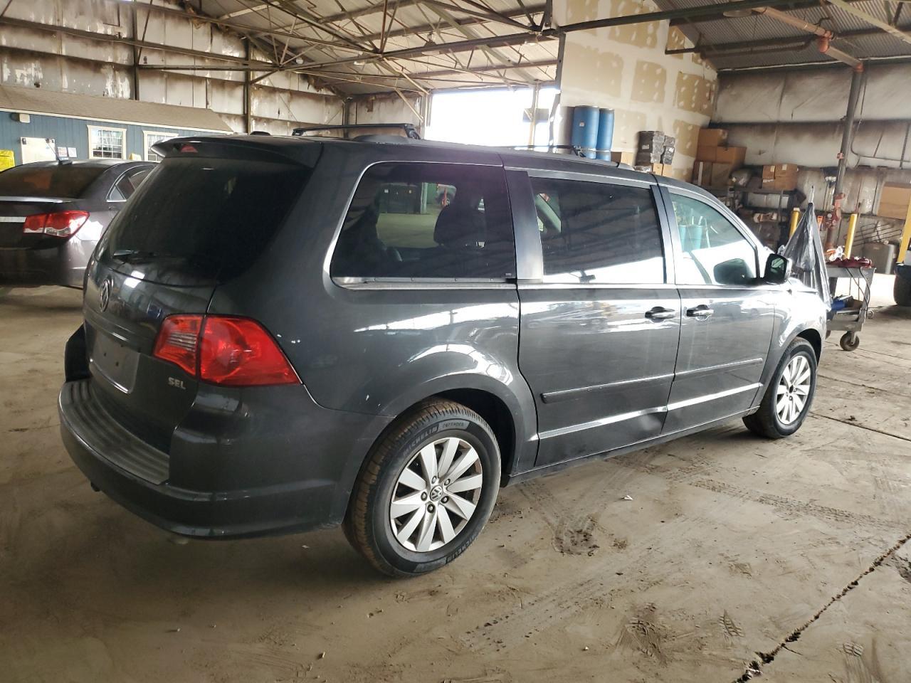 2012 Volkswagen Routan Sel - Image 3