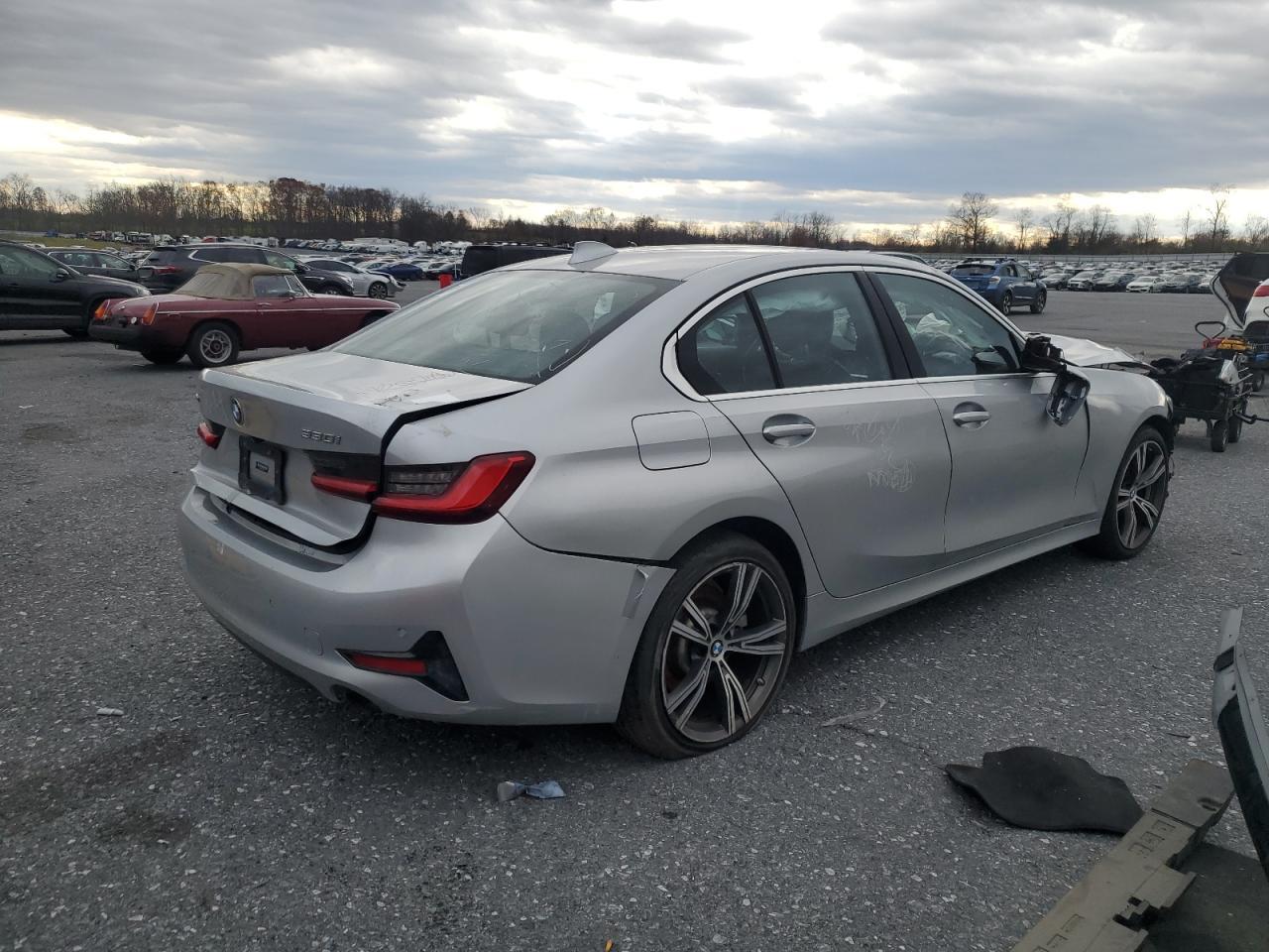 2020 BMW 330Xi - Фото 3