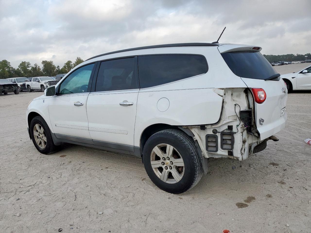 2010 Chevrolet Traverse Lt - Image 2