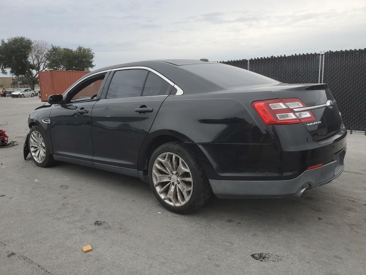 2015 Ford Taurus Limited - Фото 2