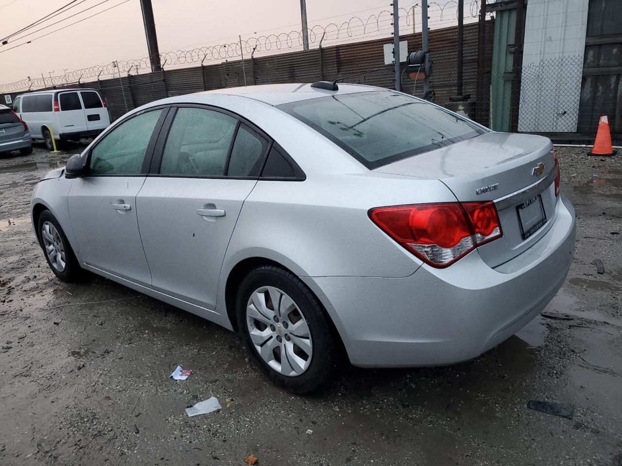 2015 Chevrolet Cruze Ls - Фото 2