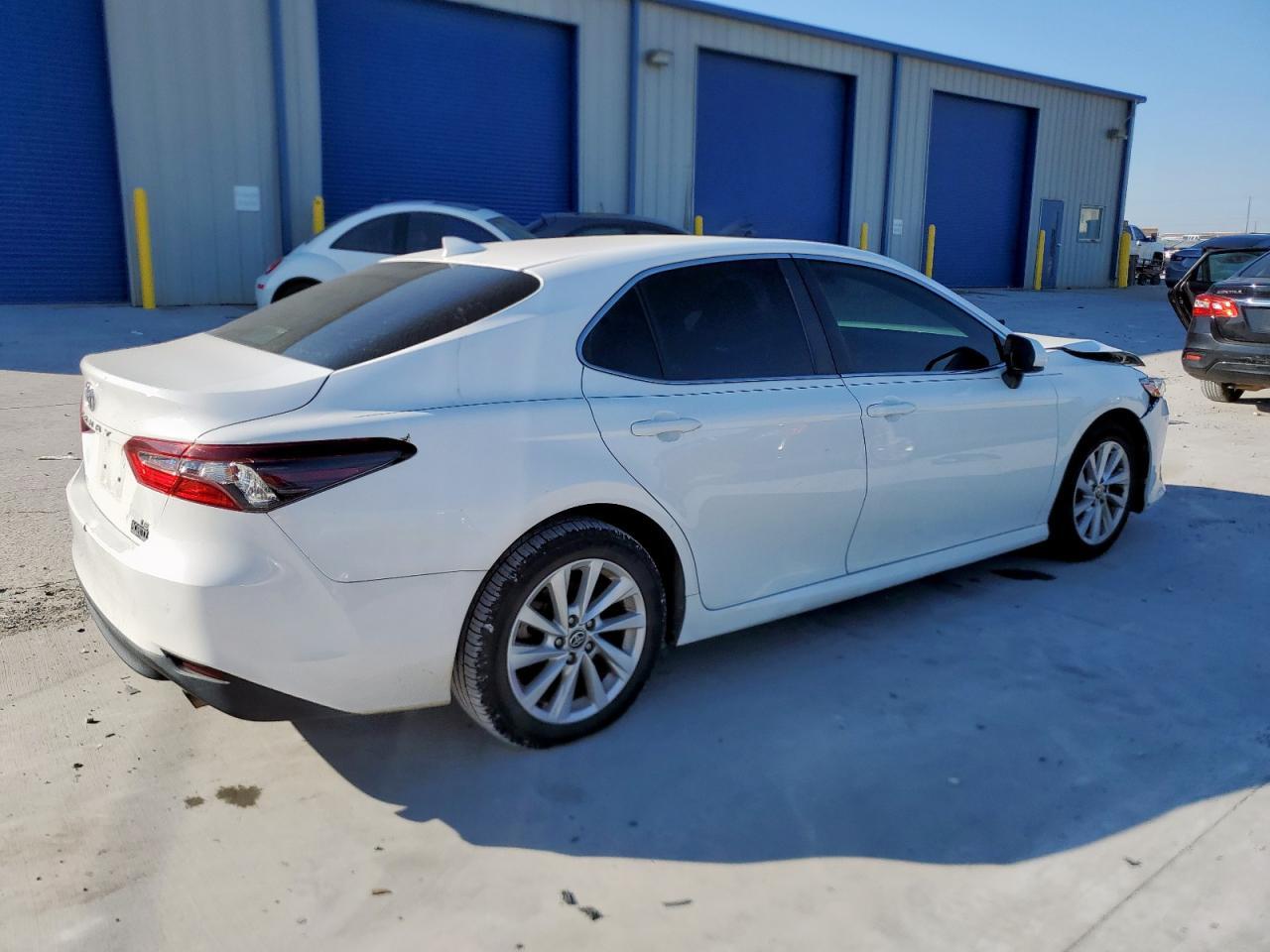 2021 Toyota Camry Le - Фото 3