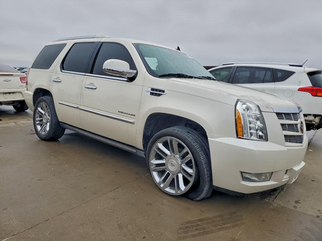 2013 Cadillac Escalade Platinum - Image 4