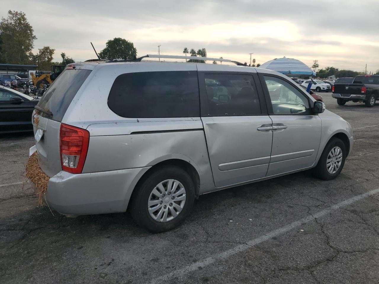 2012 Kia Sedona Lx - Фото 3
