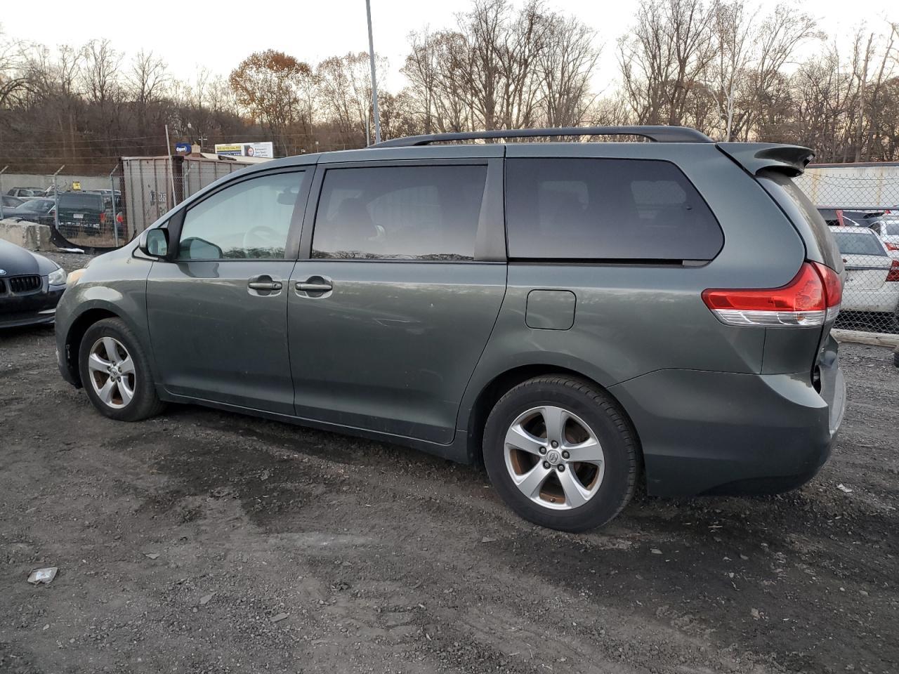2013 Toyota Sienna - Image 2
