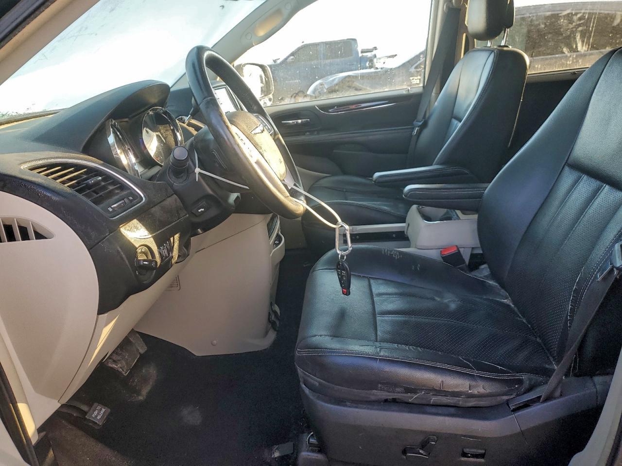 2014 Chrysler Town & Country Touring L - Image 7