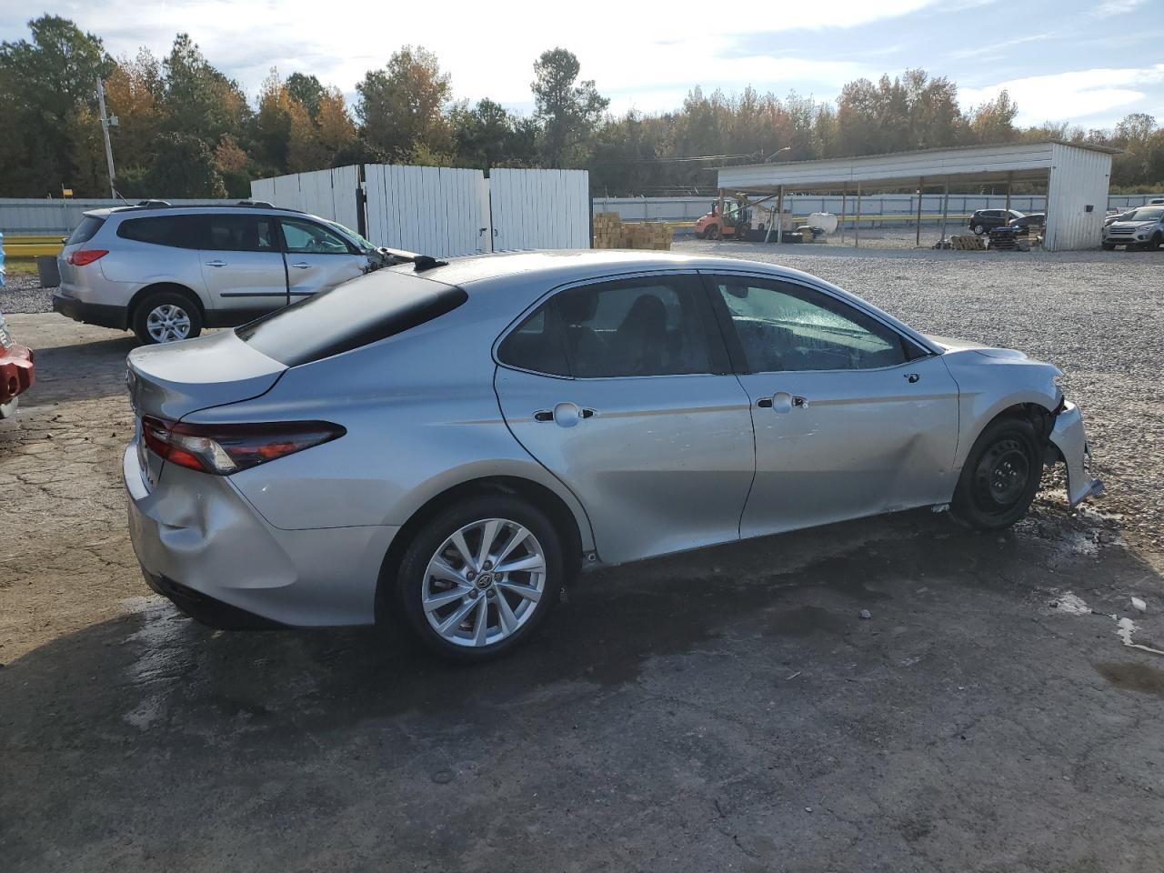 2023 Toyota Camry Le - Фото 3