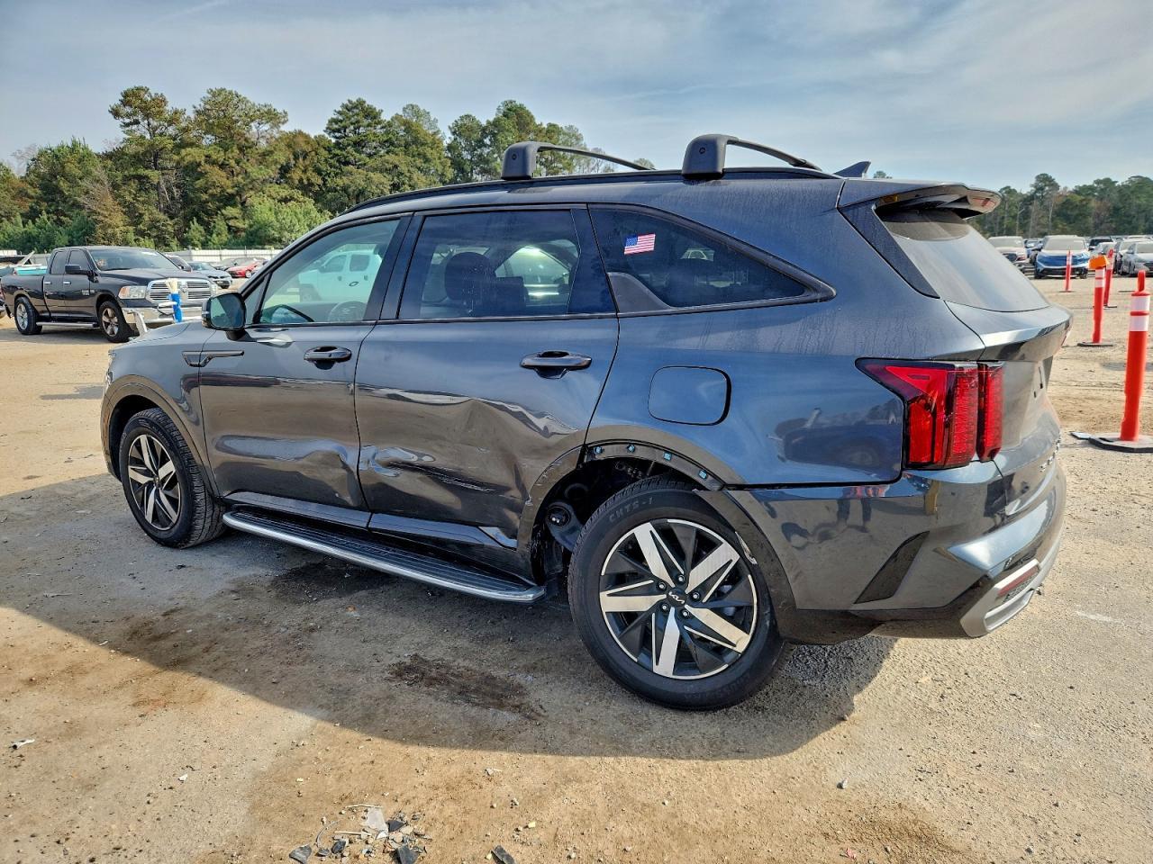 2022 Kia Sorento S - Image 2