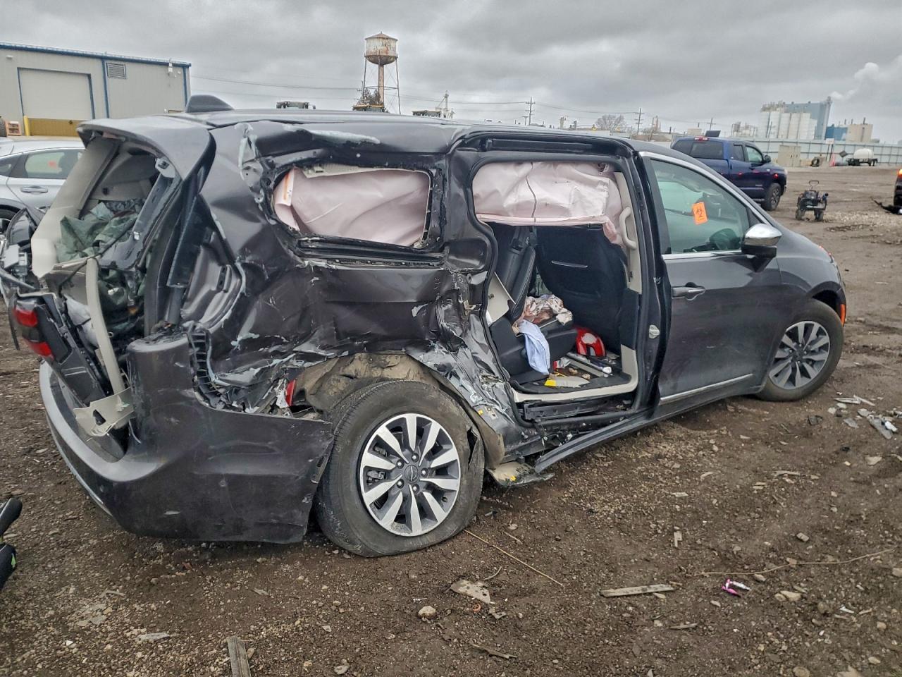 2023 Chrysler Pacifica Hybrid Limited - Image 3
