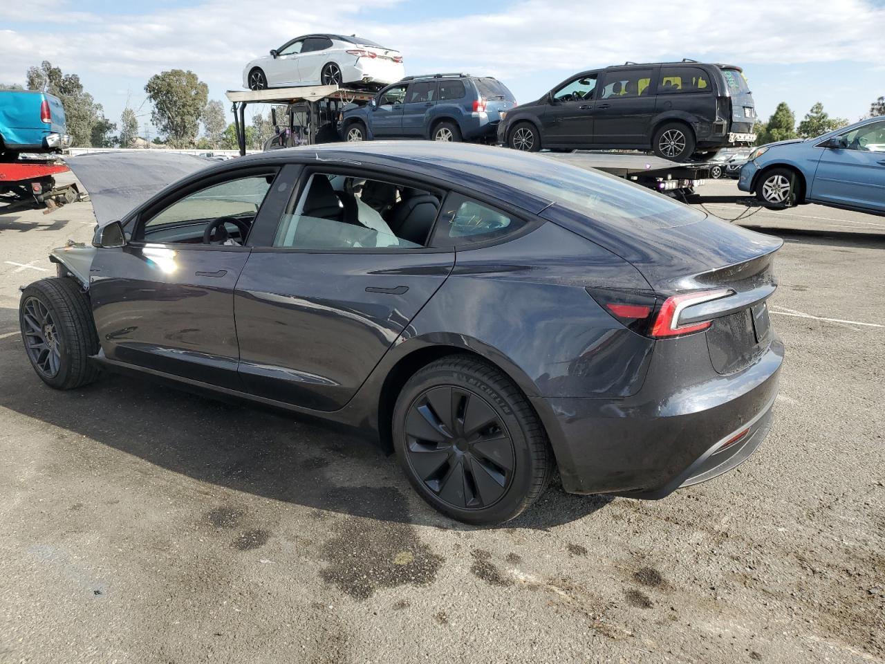 2025 Tesla Model 3 - Фото 2