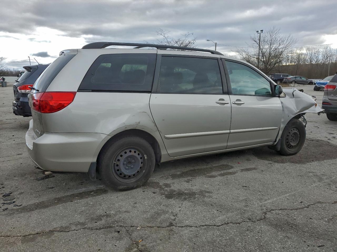 2010 Toyota Sienna Ce - Image 3