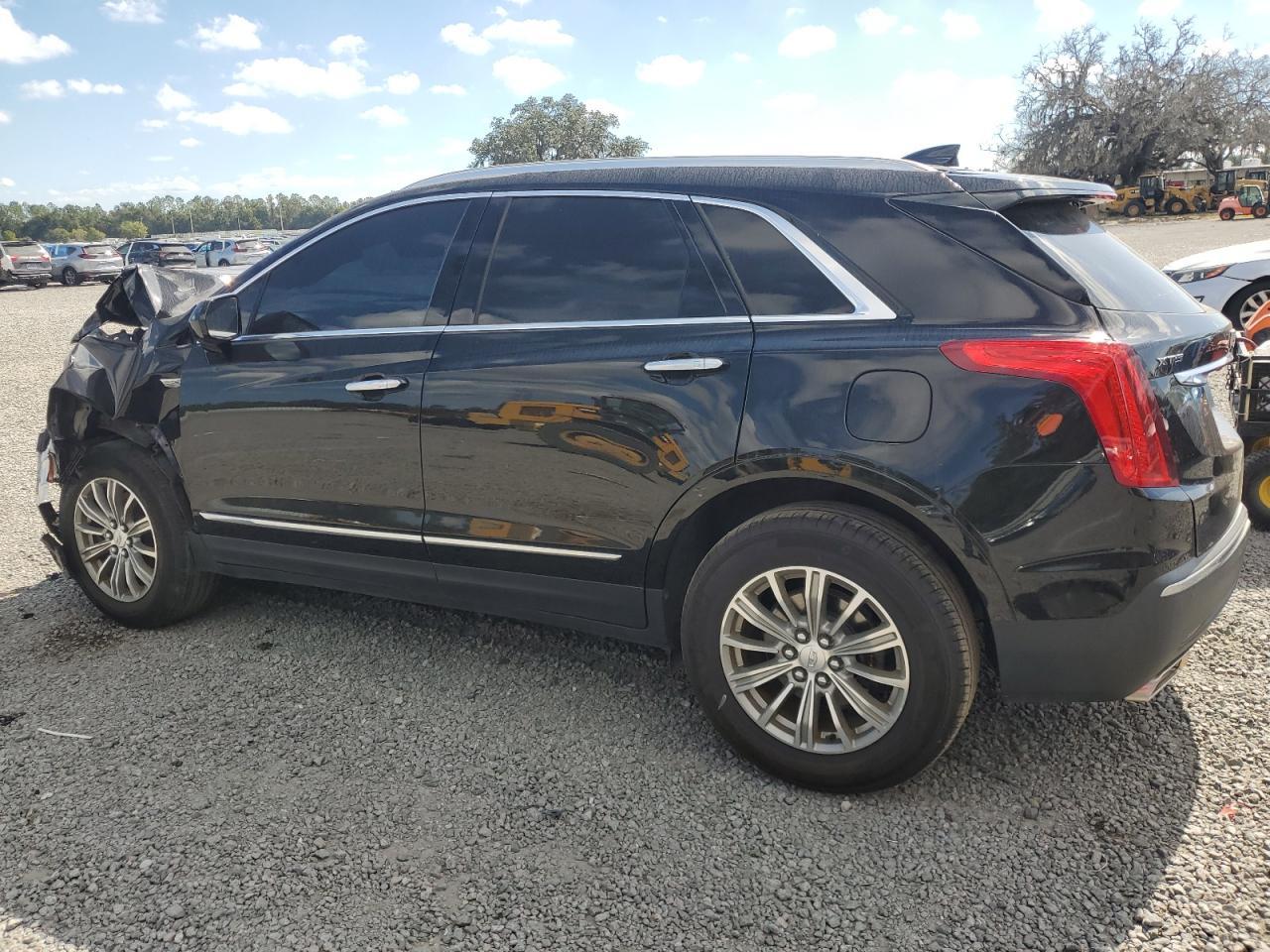 2017 Cadillac Xt5 Luxury - Image 2