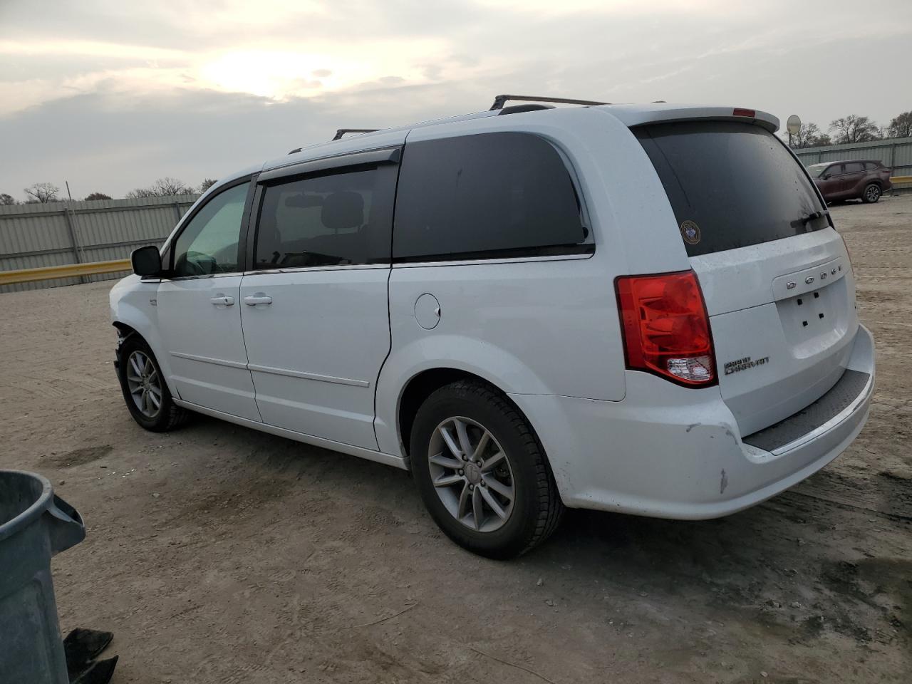 2014 Dodge Grand Caravan Sxt - Image 2