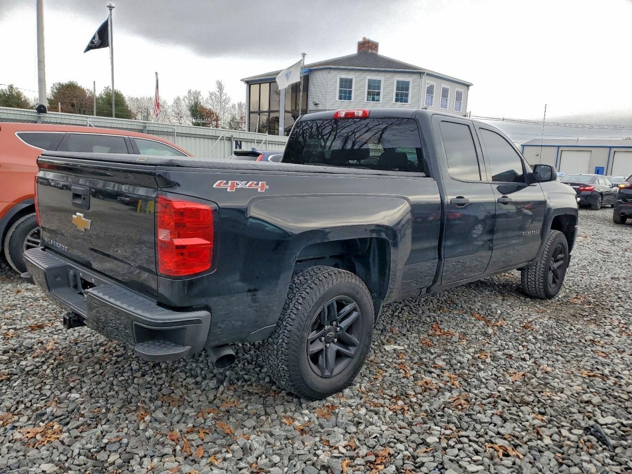 2016 Chevrolet Silverado K1500 Custom - Фото 3