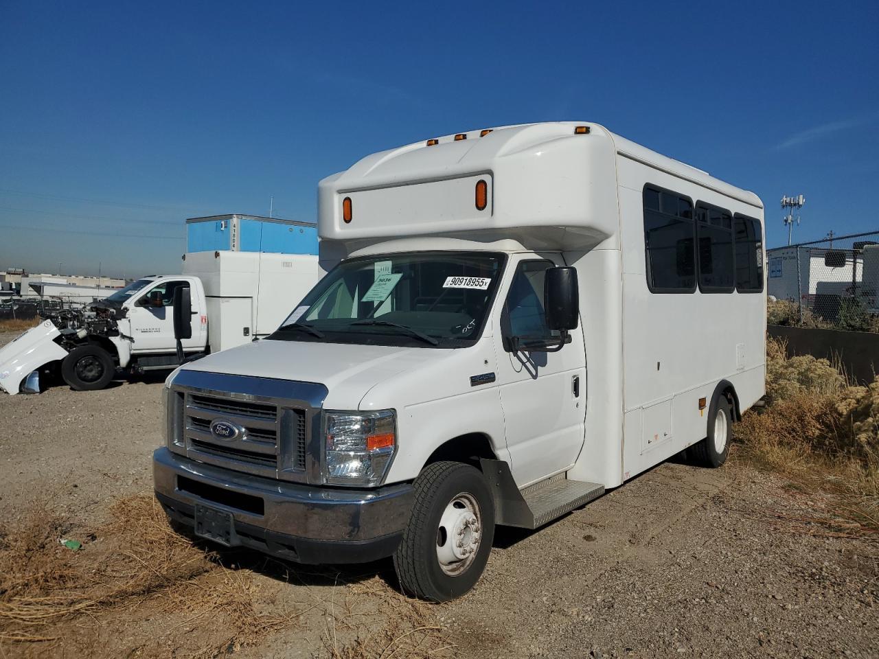 2016 Ford Econoline E450 Super Duty Cutaway Van - Фото 2