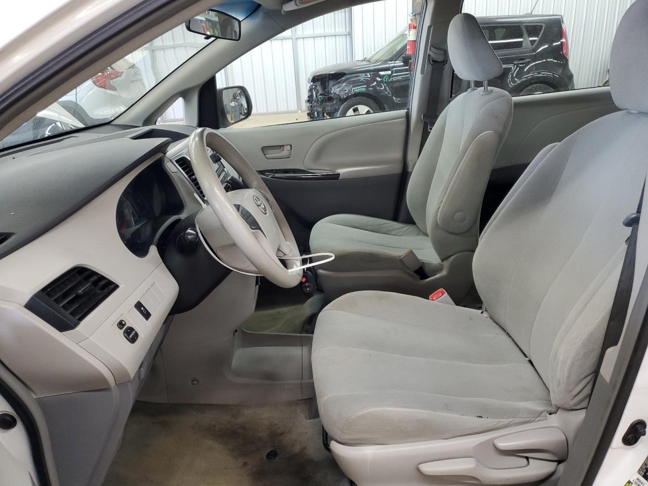 2013 Toyota Sienna - Фото 7