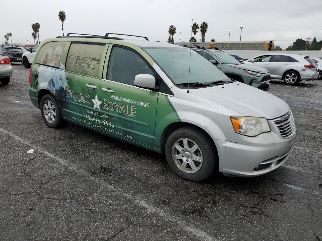 2012 Chrysler Town & Country Touring - Image 4