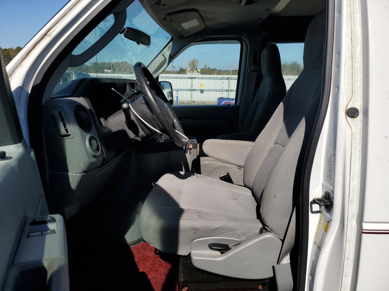 2012 Ford Econoline E250 Van - Фото 7