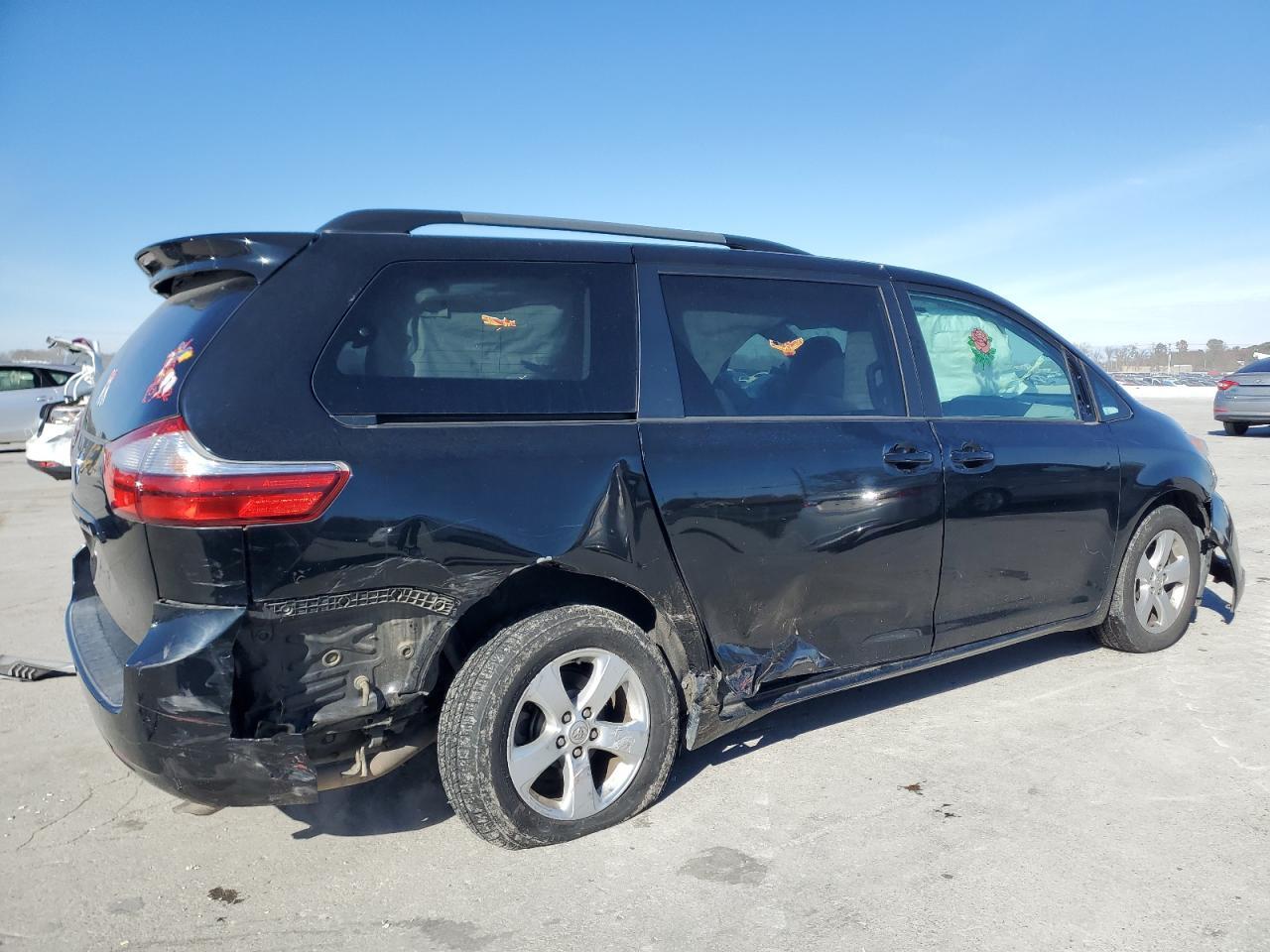 2016 Toyota Sienna Le - Image 3