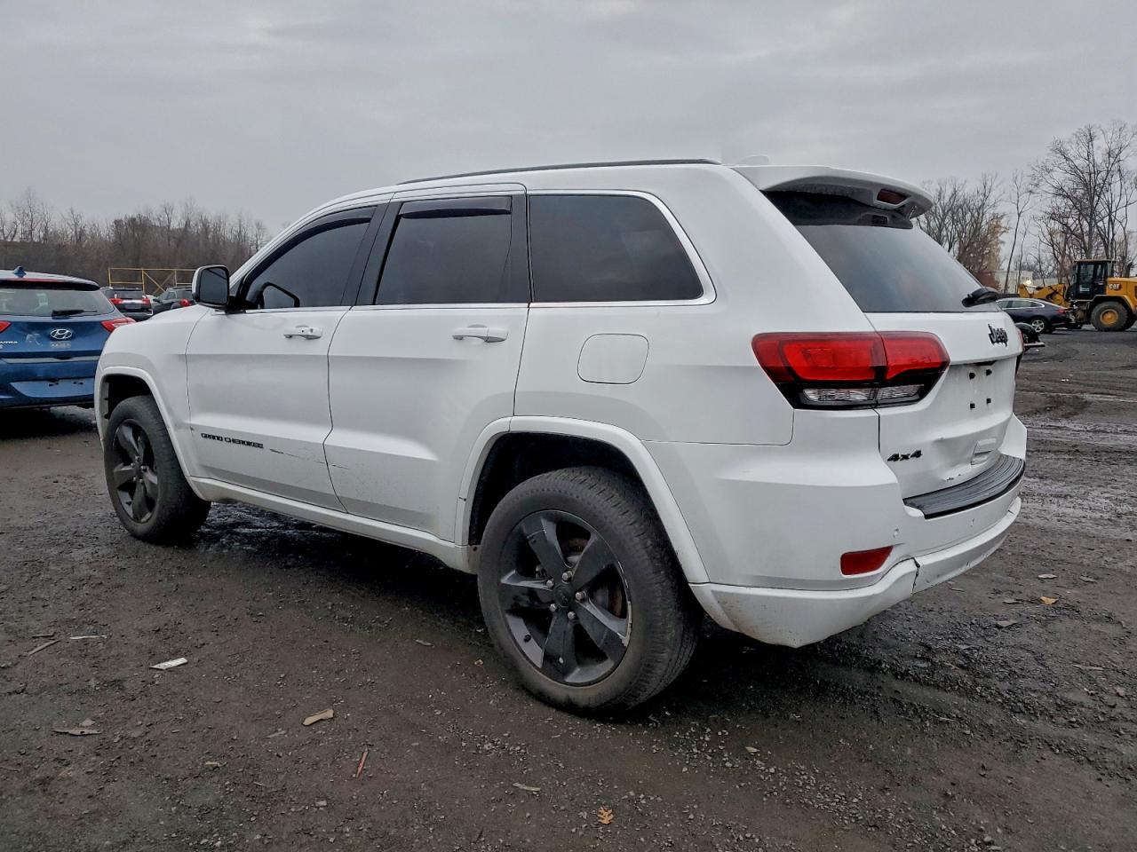 2015 Jeep Grand Cherokee Laredo - Image 2
