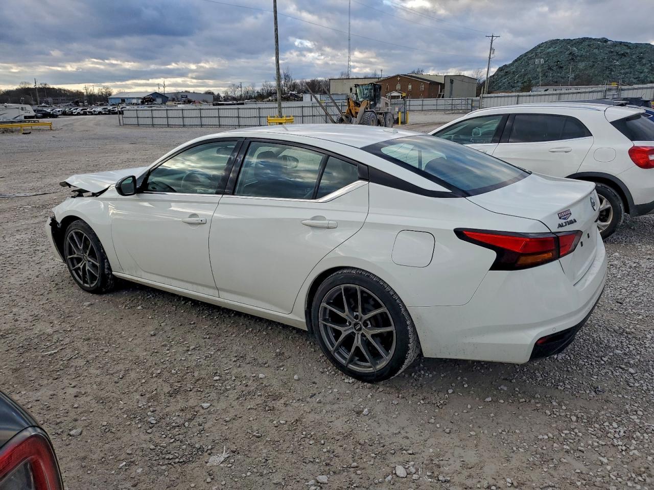 2023 Nissan Altima Sr - Фото 2