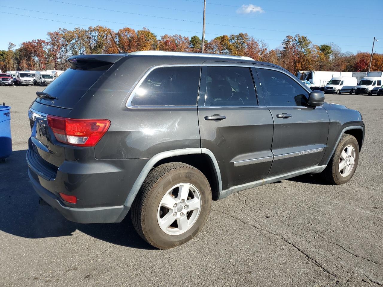 2011 Jeep Grand Cherokee Laredo - Image 3