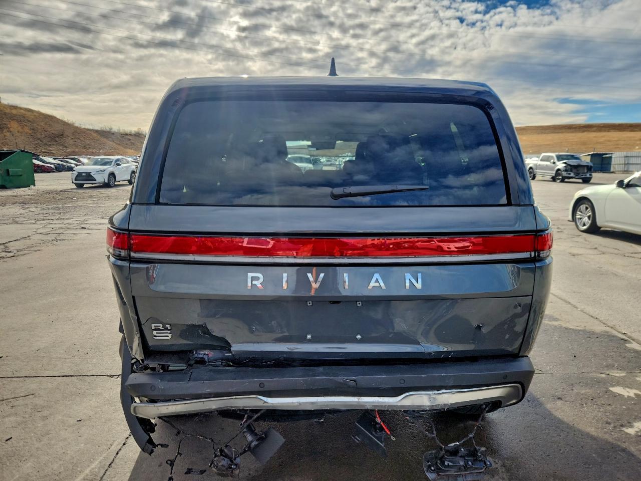 2025 Rivian R1S Adventure - Фото 6