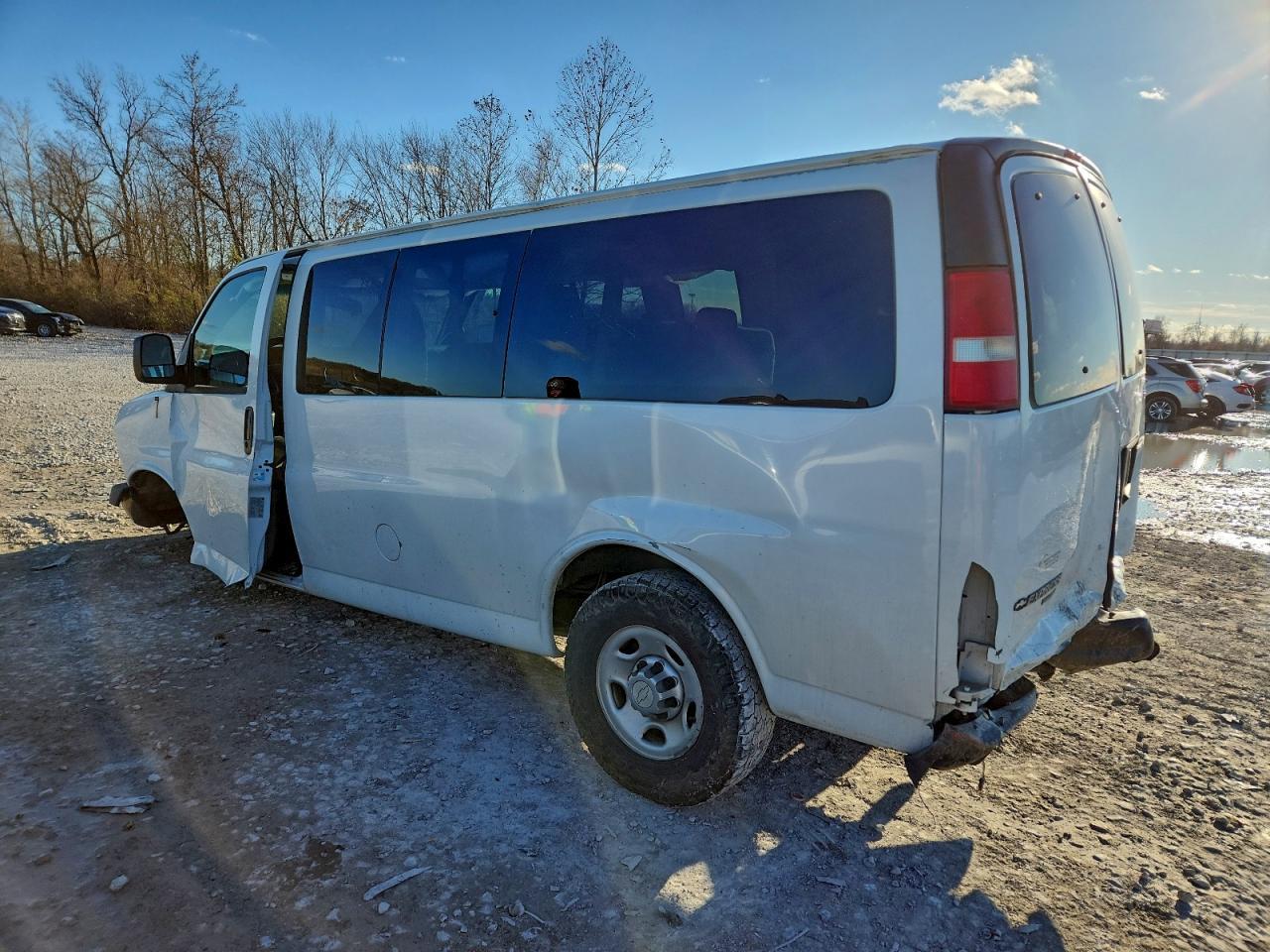 2015 Chevrolet Express - Фото 2