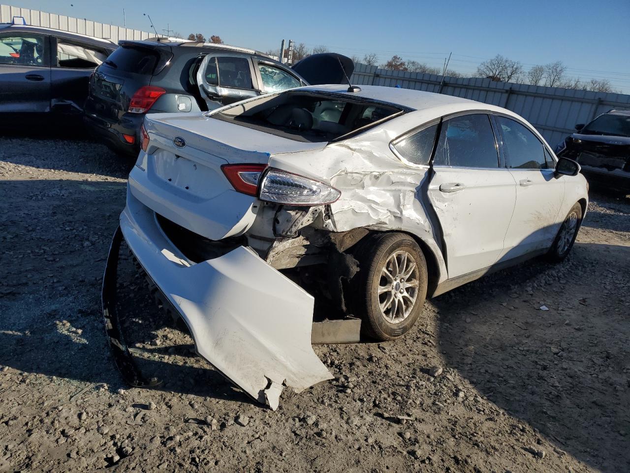 2015 Ford Fusion S - Фото 3