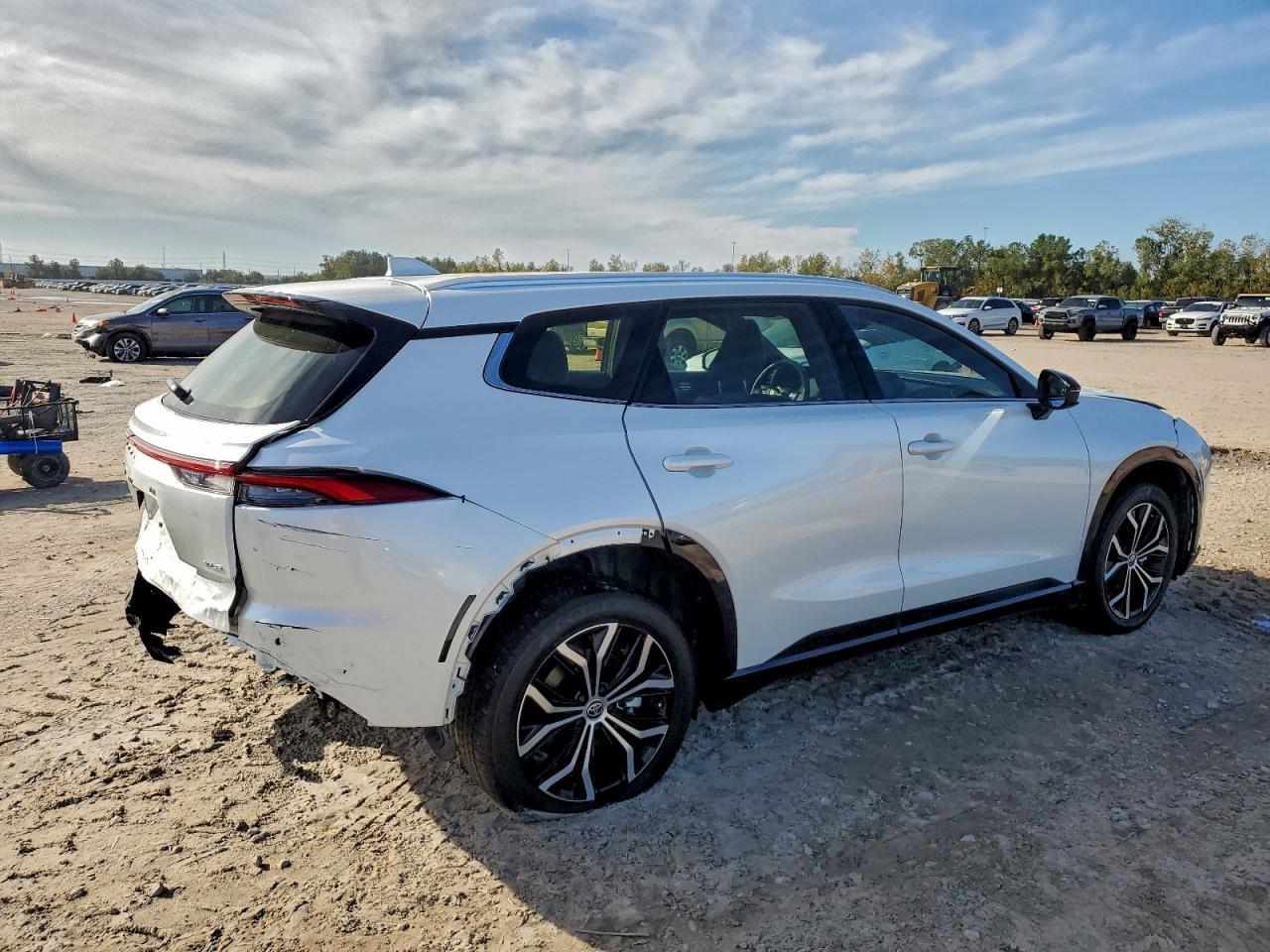 2025 Toyota Crown Signia Xle - Image 3