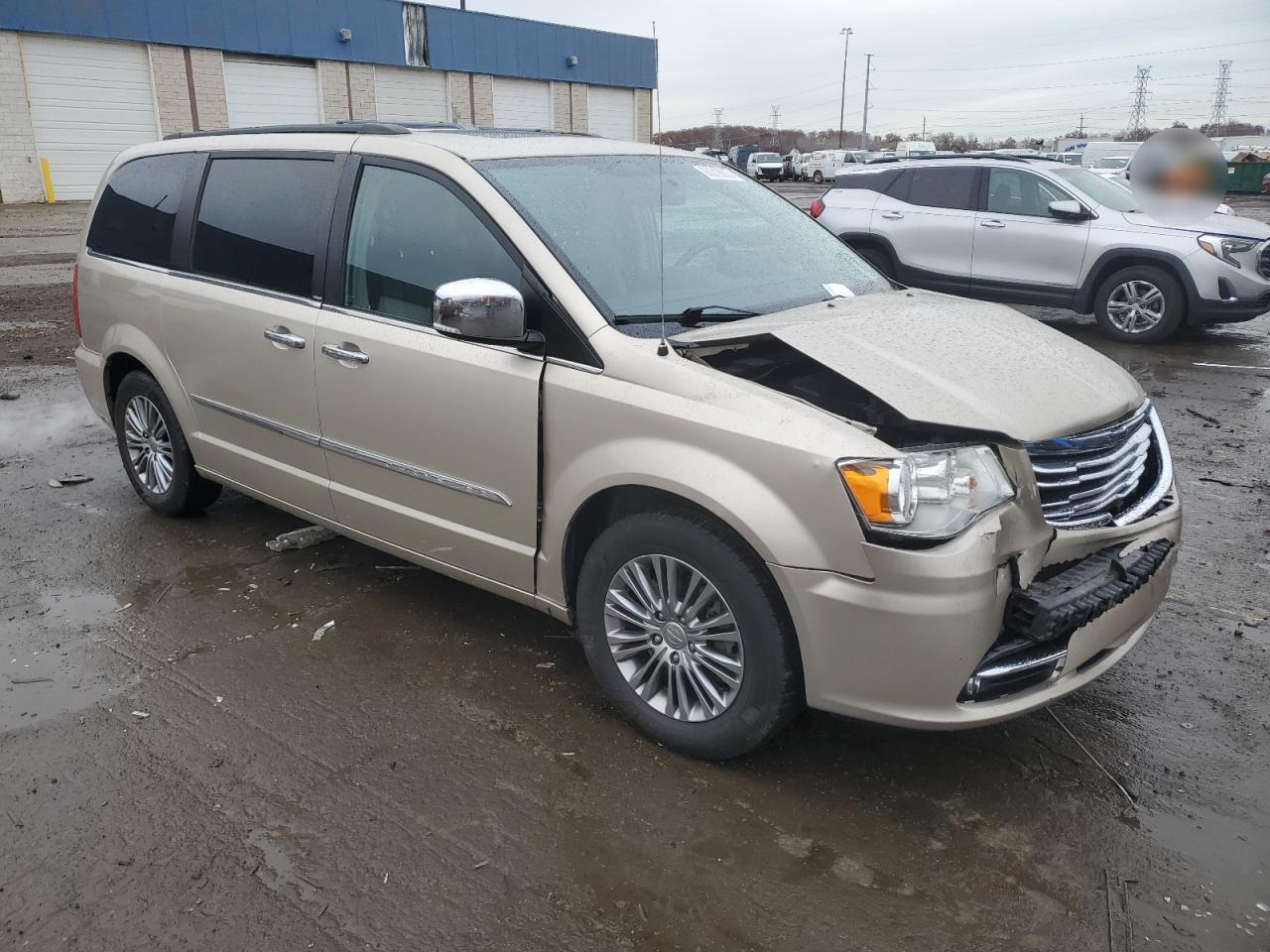 2013 Chrysler Town & Country Touring L - Фото 4
