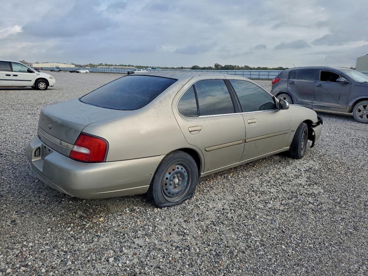 2001 Nissan Altima Xe - Фото 3