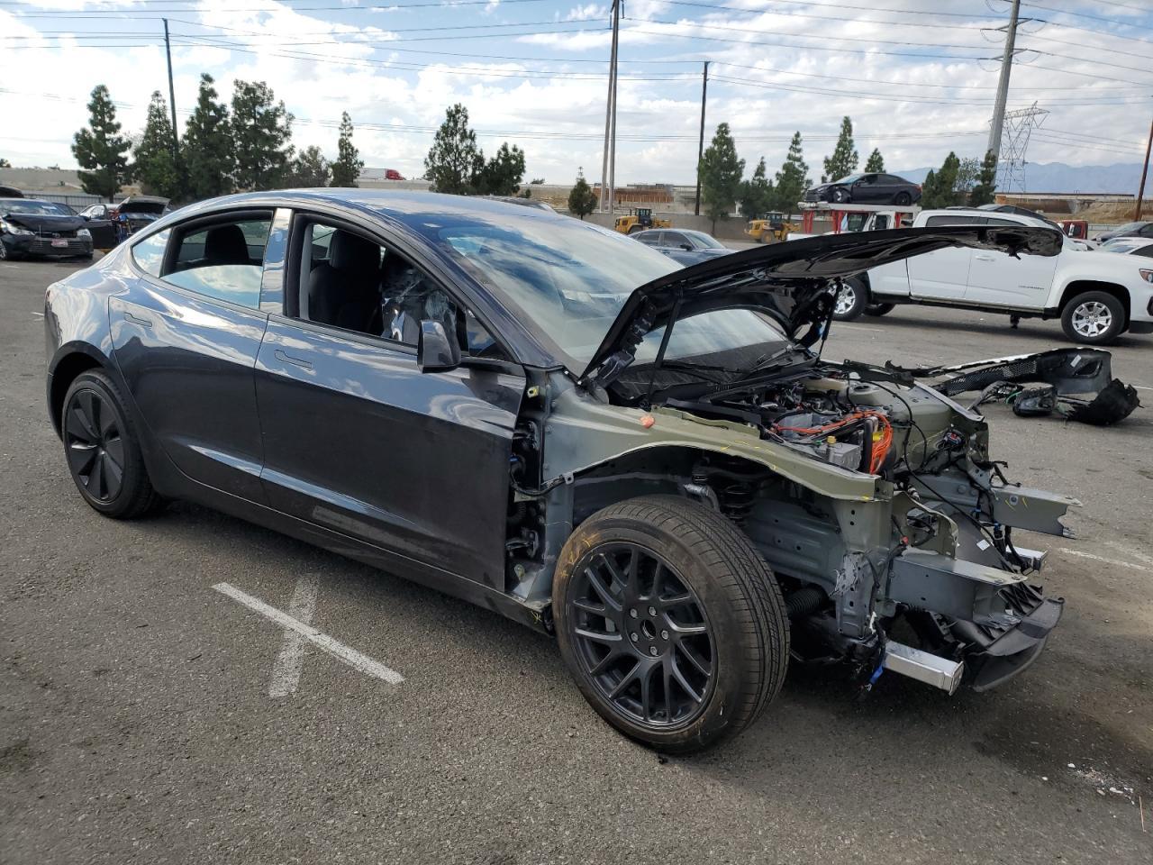 2025 Tesla Model 3 - Фото 4