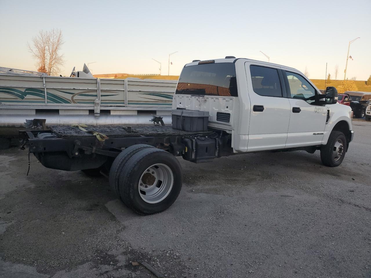 2022 Ford F350 Xlt Truck Cab And Chassis - Фото 3